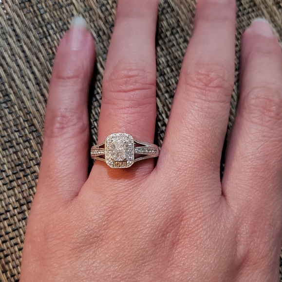 Helzberg halo diamond ring - 14k - Picture 12 of 13